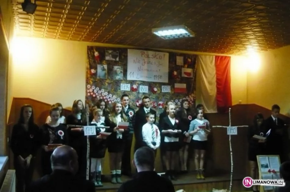 Młodzież z Kisielówki upamiętniła rocznicę Odzyskania Niepodległości - zdjęcie 2