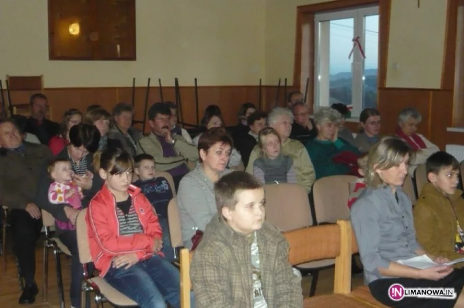 Młodzież z Kisielówki upamiętniła rocznicę Odzyskania Niepodległości - zdjęcie 3