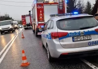 Dachowanie pojazdu, dwie osoby w szpitalu - zdjęcie główne