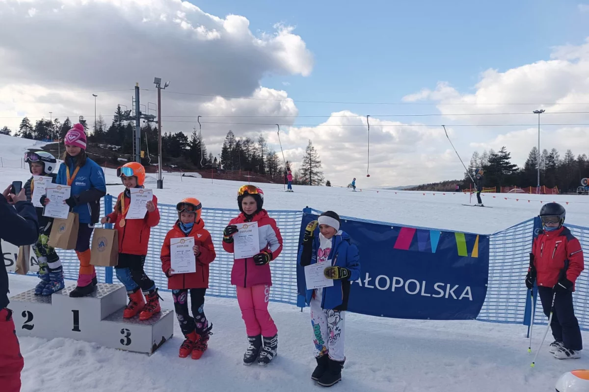 Uczennica limanowskiej „Dwójki” blisko podium w wojewódzkich zawodach w narciarstwie alpejskim