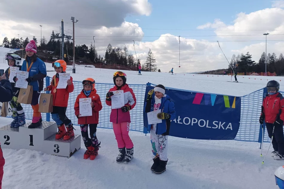 Uczennica limanowskiej „Dwójki” blisko podium w wojewódzkich zawodach w narciarstwie alpejskim - zdjęcie 6