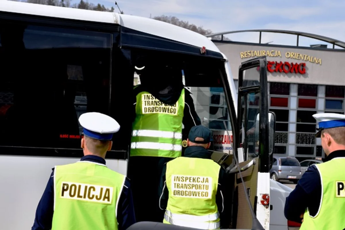Kontrolowali busy: na 18 kontroli zatrzymano 7 dowodów rejestracyjnych