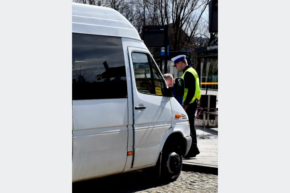 Kontrolowali busy: na 18 kontroli zatrzymano 7 dowodów rejestracyjnych - zdjęcie 3