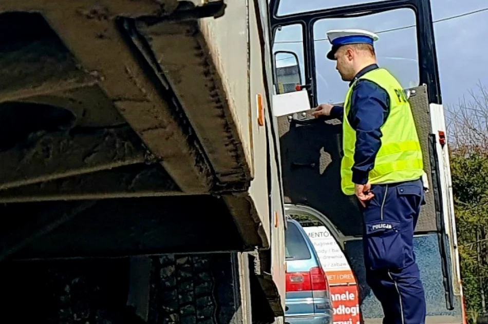 Kontrolowali busy: na 18 kontroli zatrzymano 7 dowodów rejestracyjnych - zdjęcie 4