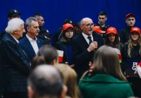 Członek zarządu śpiewa "Barkę" na wiecu politycznym - zdjęcie główne