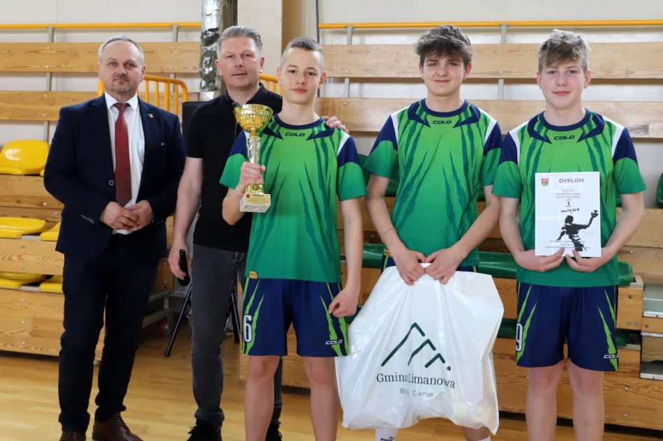 Chłopcy z Rupniowa Mistrzami Gminy Limanowa w Piłce Ręcznej Młodzieży - zdjęcie 3