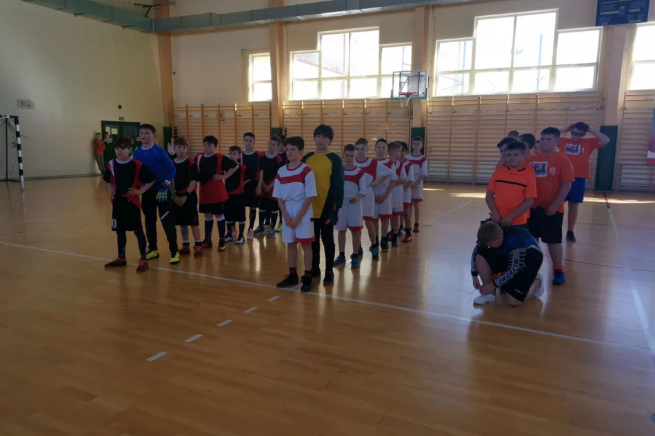 Chłopcy z Męciny wygrywają gminne eliminacje turnieju „ Z podwórka na stadion o Puchar Tymbarku” - zdjęcie 2