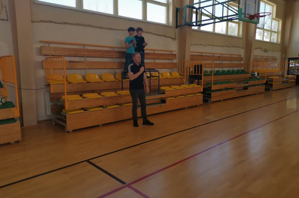 Chłopcy z Męciny wygrywają gminne eliminacje turnieju „ Z podwórka na stadion o Puchar Tymbarku” - zdjęcie 3