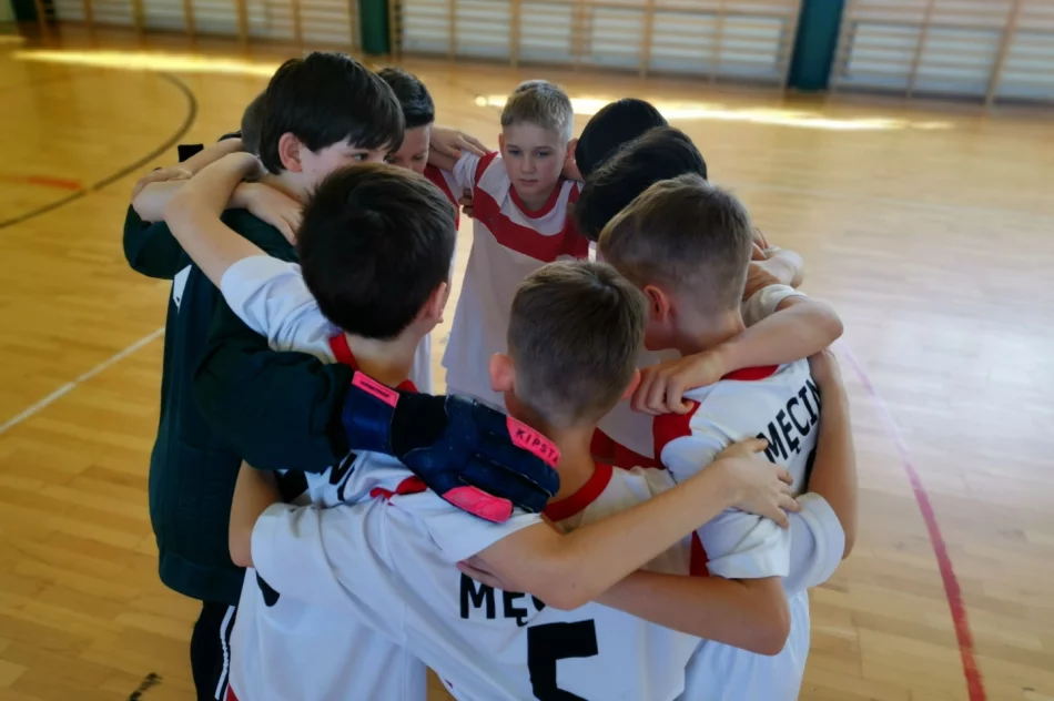 Chłopcy z Męciny wygrywają gminne eliminacje turnieju „ Z podwórka na stadion o Puchar Tymbarku” - zdjęcie 4