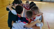 Chłopcy z Męciny wygrywają gminne eliminacje turnieju „ Z podwórka na stadion o Puchar Tymbarku” - zdjęcie 4