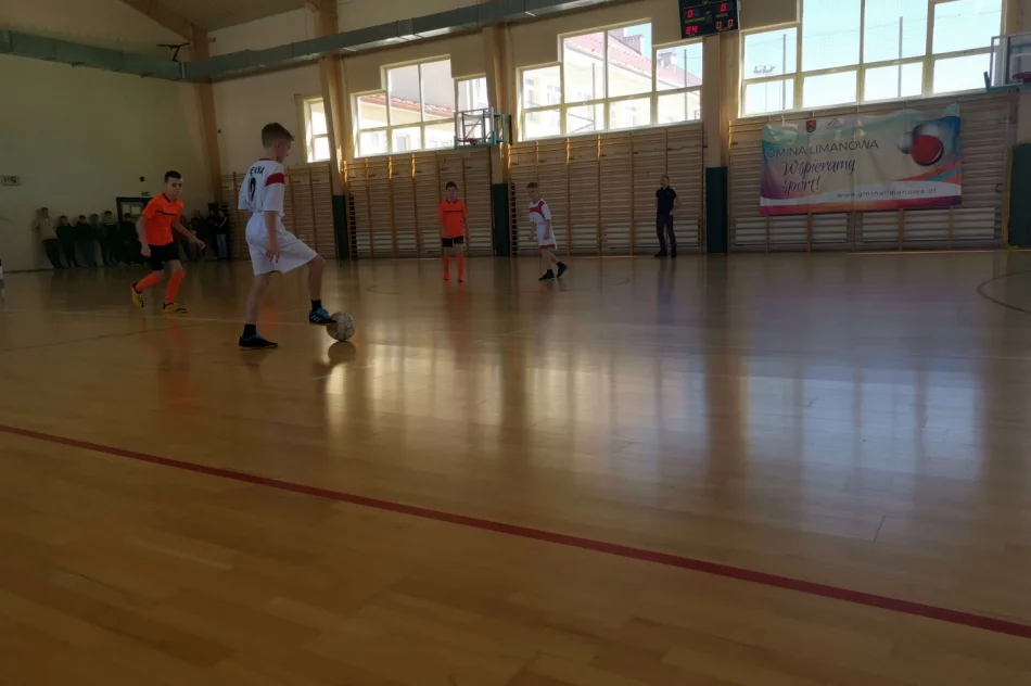 Chłopcy z Męciny wygrywają gminne eliminacje turnieju „ Z podwórka na stadion o Puchar Tymbarku” - zdjęcie 5