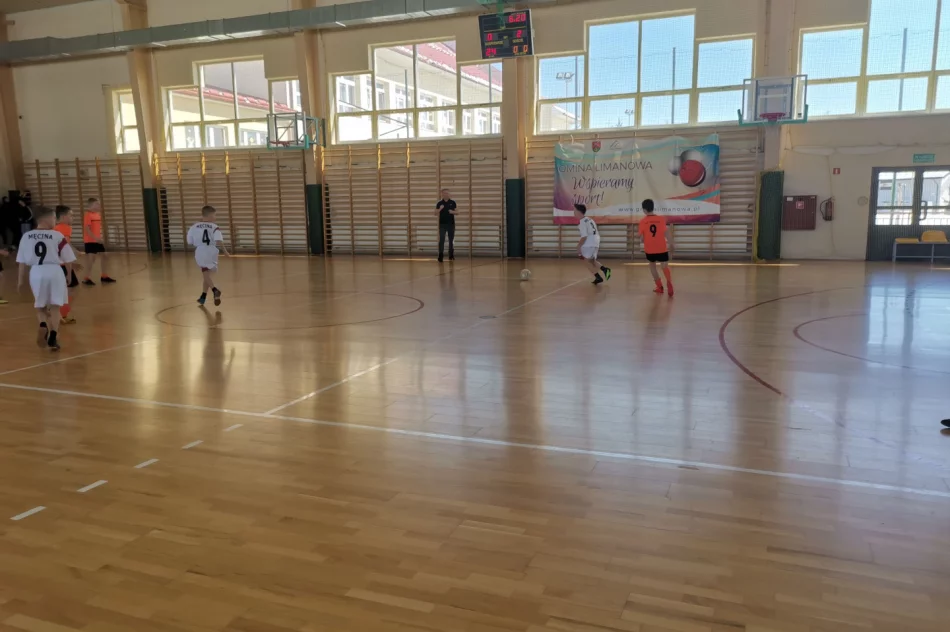 Chłopcy z Męciny wygrywają gminne eliminacje turnieju „ Z podwórka na stadion o Puchar Tymbarku” - zdjęcie 6
