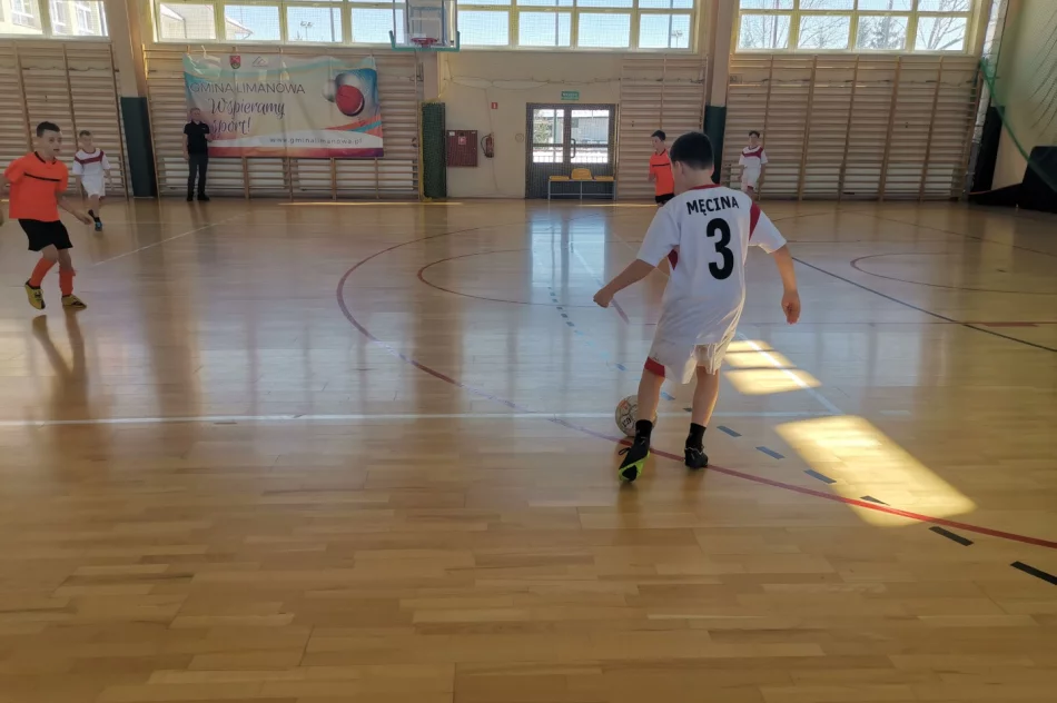 Chłopcy z Męciny wygrywają gminne eliminacje turnieju „ Z podwórka na stadion o Puchar Tymbarku” - zdjęcie 7