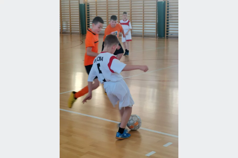 Chłopcy z Męciny wygrywają gminne eliminacje turnieju „ Z podwórka na stadion o Puchar Tymbarku” - zdjęcie 8