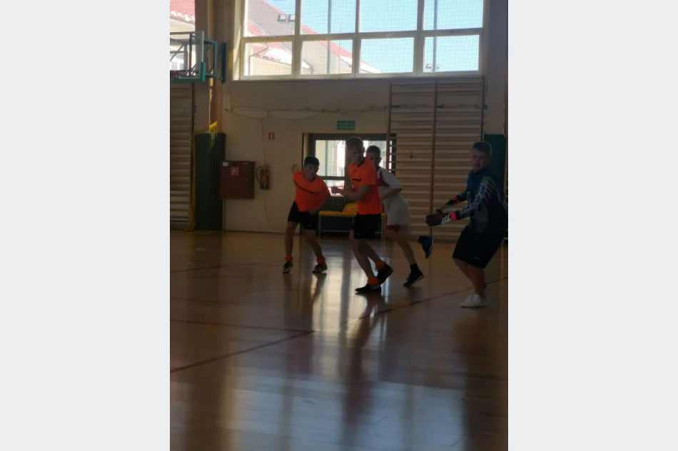 Chłopcy z Męciny wygrywają gminne eliminacje turnieju „ Z podwórka na stadion o Puchar Tymbarku” - zdjęcie 9