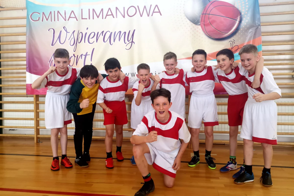Chłopcy z Męciny wygrywają gminne eliminacje turnieju „ Z podwórka na stadion o Puchar Tymbarku”