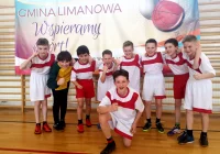 Chłopcy z Męciny wygrywają gminne eliminacje turnieju „ Z podwórka na stadion o Puchar Tymbarku” - zdjęcie główne