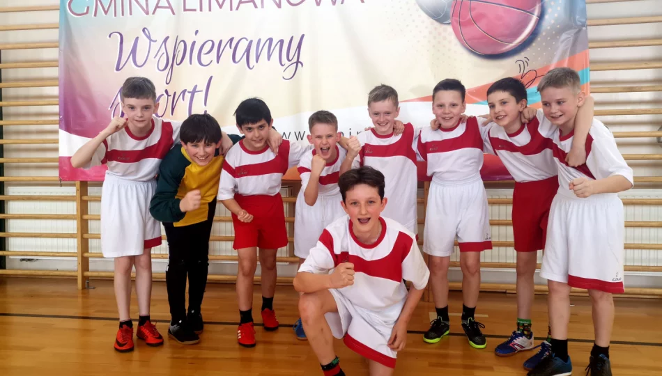 Chłopcy z Męciny wygrywają gminne eliminacje turnieju „ Z podwórka na stadion o Puchar Tymbarku” - zdjęcie 1