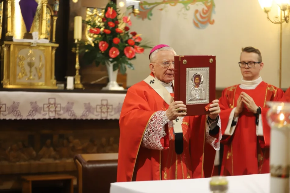 Metropolita do młodych: "macie bronić Chrystusowego krzyża" - zdjęcie 2