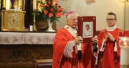 Metropolita do młodych: "macie bronić Chrystusowego krzyża" - zdjęcie 2