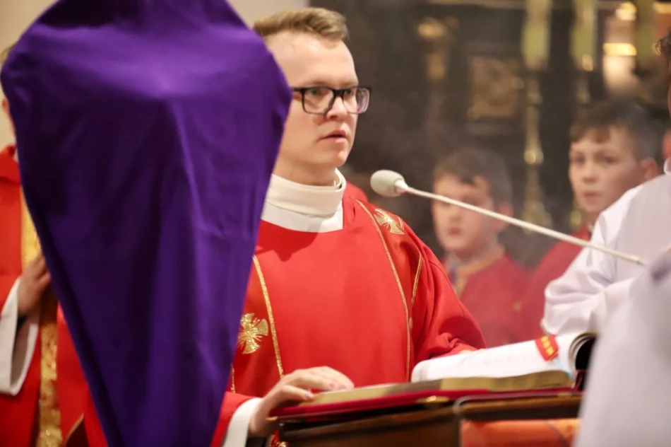 Metropolita do młodych: "macie bronić Chrystusowego krzyża" - zdjęcie 7