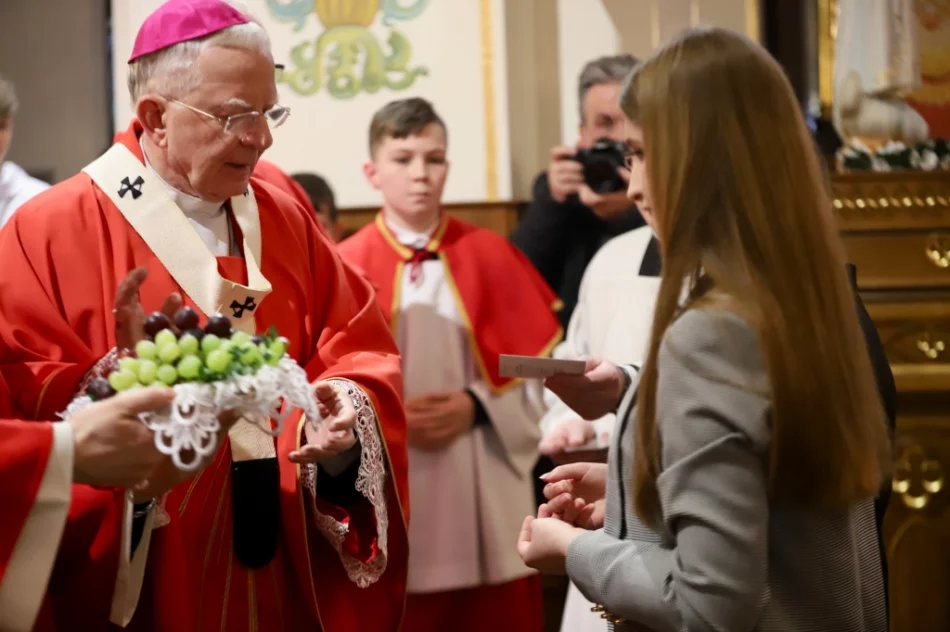 Metropolita do młodych: "macie bronić Chrystusowego krzyża" - zdjęcie 9