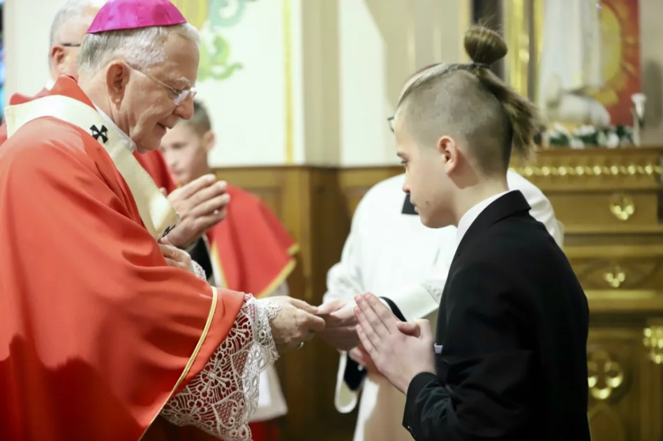 Metropolita do młodych: "macie bronić Chrystusowego krzyża" - zdjęcie 10