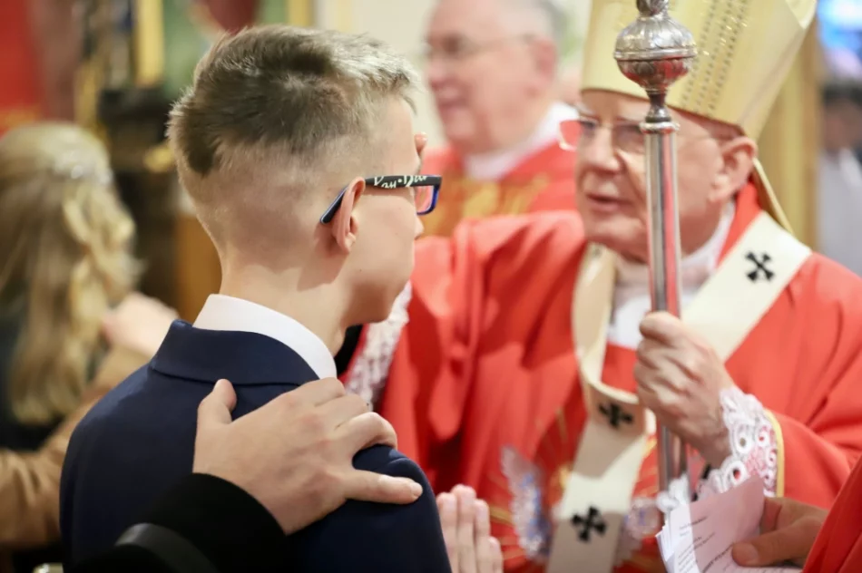 Metropolita do młodych: "macie bronić Chrystusowego krzyża" - zdjęcie 12