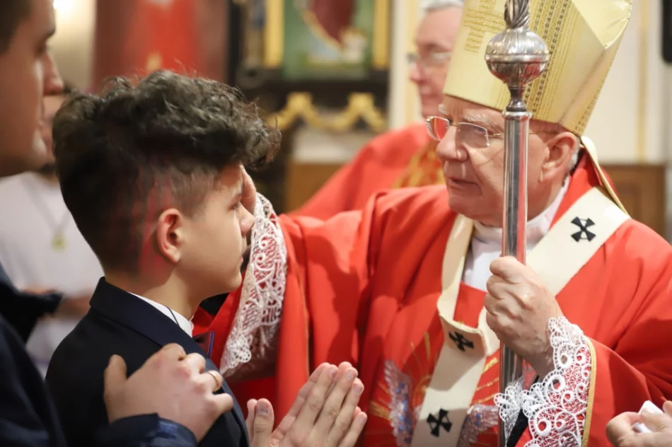 Metropolita do młodych: "macie bronić Chrystusowego krzyża" - zdjęcie 13