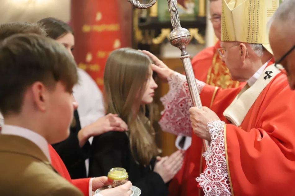 Metropolita do młodych: "macie bronić Chrystusowego krzyża" - zdjęcie 14