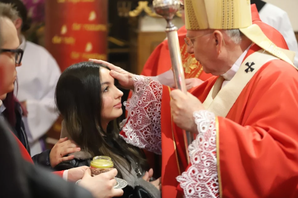 Metropolita do młodych: "macie bronić Chrystusowego krzyża" - zdjęcie 16