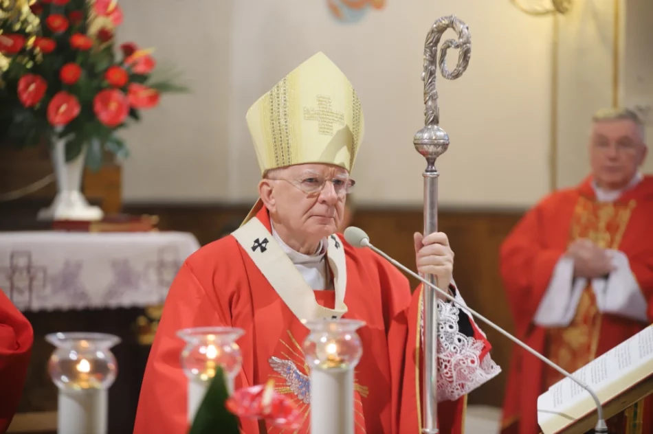 Metropolita do młodych: "macie bronić Chrystusowego krzyża" - zdjęcie 17