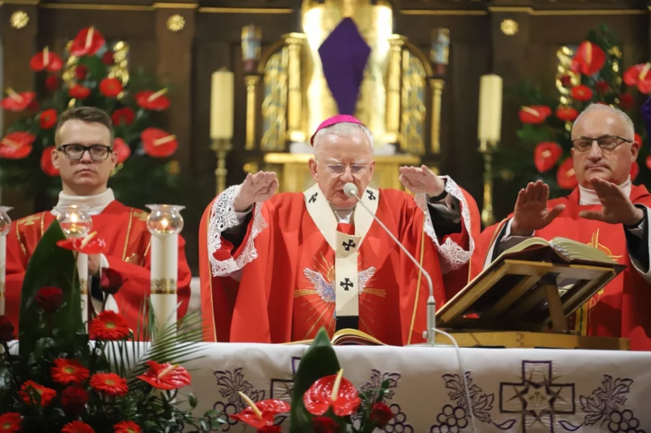 Metropolita do młodych: "macie bronić Chrystusowego krzyża" - zdjęcie 18