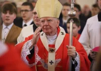 Metropolita do młodych: "macie bronić Chrystusowego krzyża" - zdjęcie główne