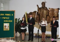 Obchody Dnia Papieskiego w Zespole Szkół w Męcinie - zdjęcie główne