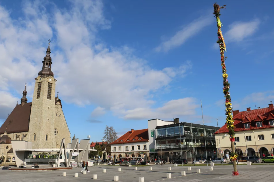19-metrowa Palma Wielkanocna stanęła na limanowskim rynku - zdjęcie 2