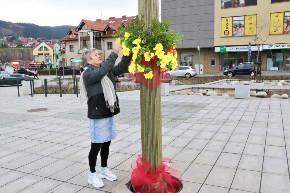 19-metrowa Palma Wielkanocna stanęła na limanowskim rynku - zdjęcie 6