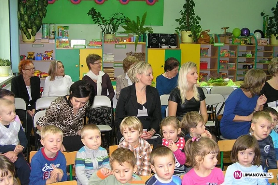 Przedszkolaki składają życzenia - zdjęcie 3