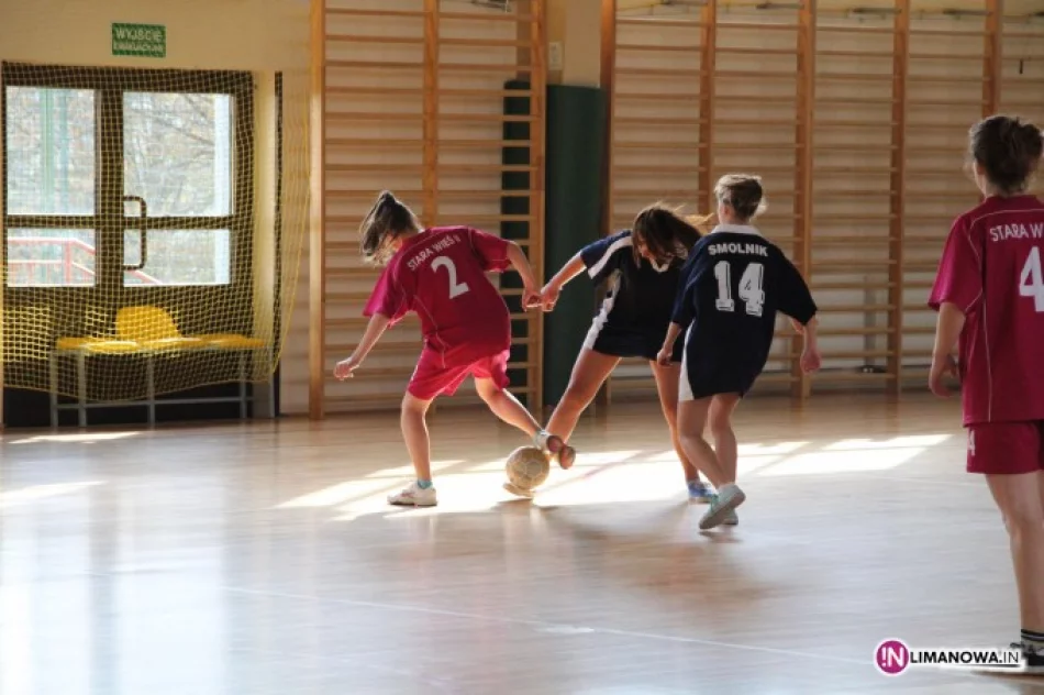 Mistrzostwa Gminy Limanowa w Halowej Piłce Nożnej Dziewcząt - zdjęcie 2