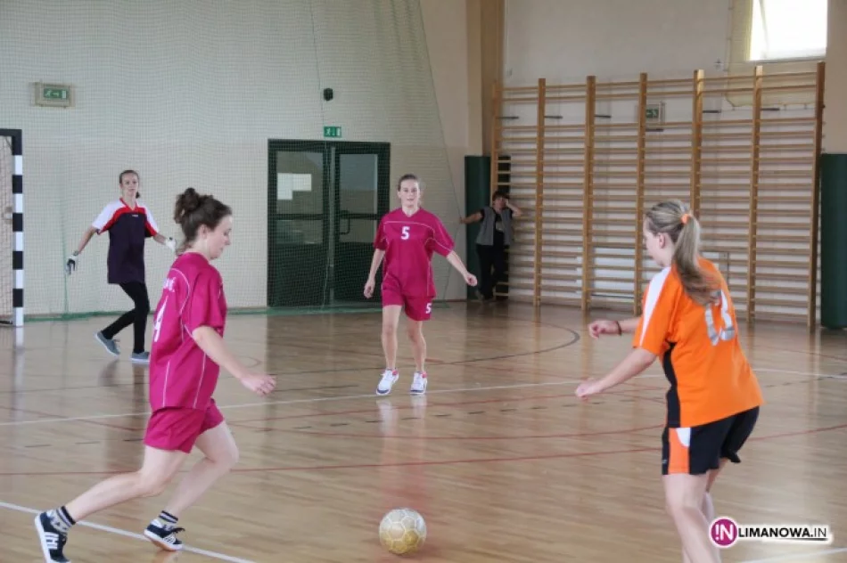 Mistrzostwa Gminy Limanowa w Halowej Piłce Nożnej Dziewcząt - zdjęcie 3