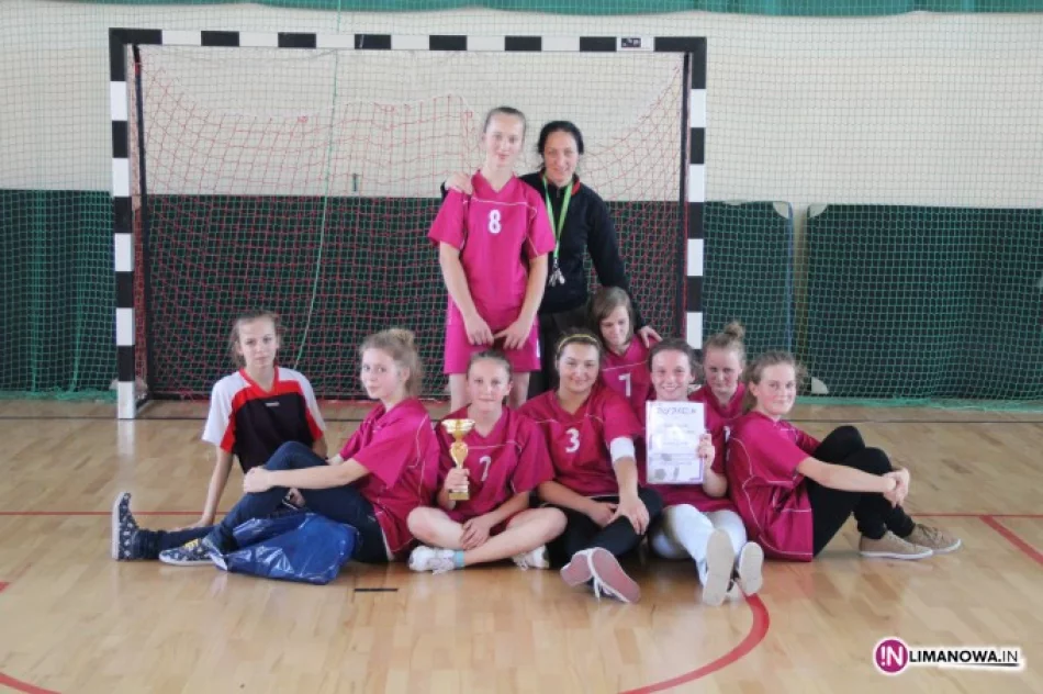 Mistrzostwa Gminy Limanowa w Halowej Piłce Nożnej Dziewcząt - zdjęcie 4