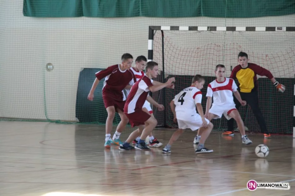 Gimnazjaliści z Mordarki najlepsi w halowej piłce nożnej - zdjęcie 2