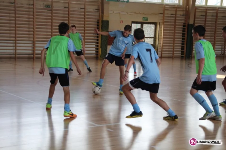 Gimnazjaliści z Mordarki najlepsi w halowej piłce nożnej - zdjęcie 3