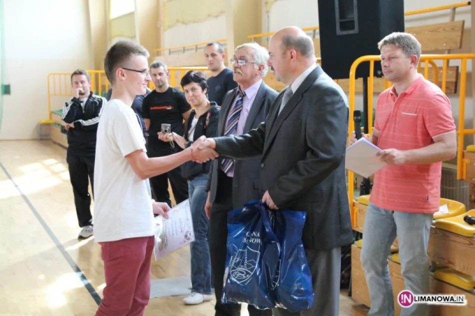 Gimnazjaliści z Mordarki najlepsi w halowej piłce nożnej - zdjęcie 4