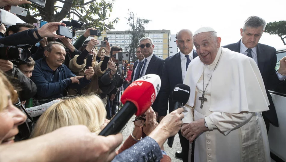 Papież opuścił szpital i wraca do Watykanu. Zażartował: "Wciąż żyję" - zdjęcie 1