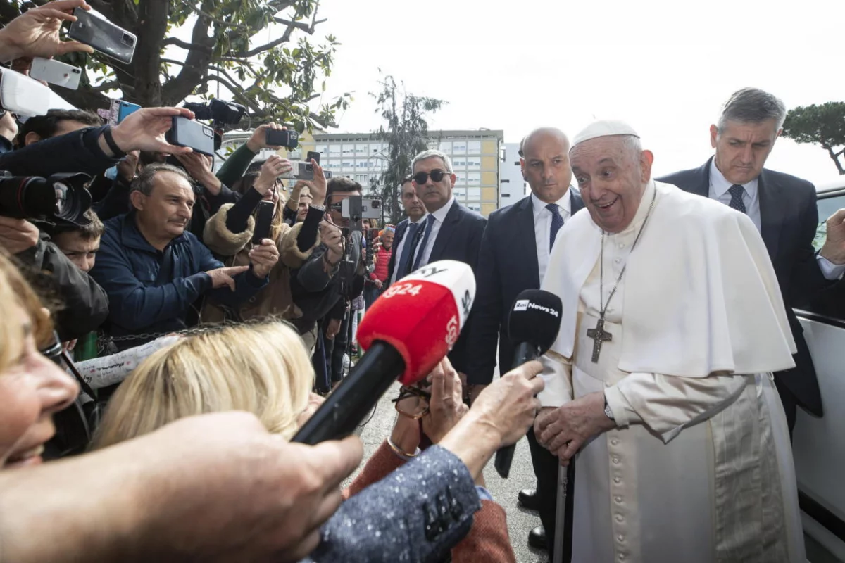 Papież opuścił szpital i wraca do Watykanu. Zażartował: "Wciąż żyję"