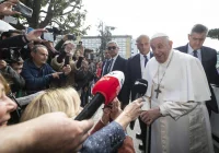 Papież opuścił szpital i wraca do Watykanu. Zażartował: "Wciąż żyję" - zdjęcie główne