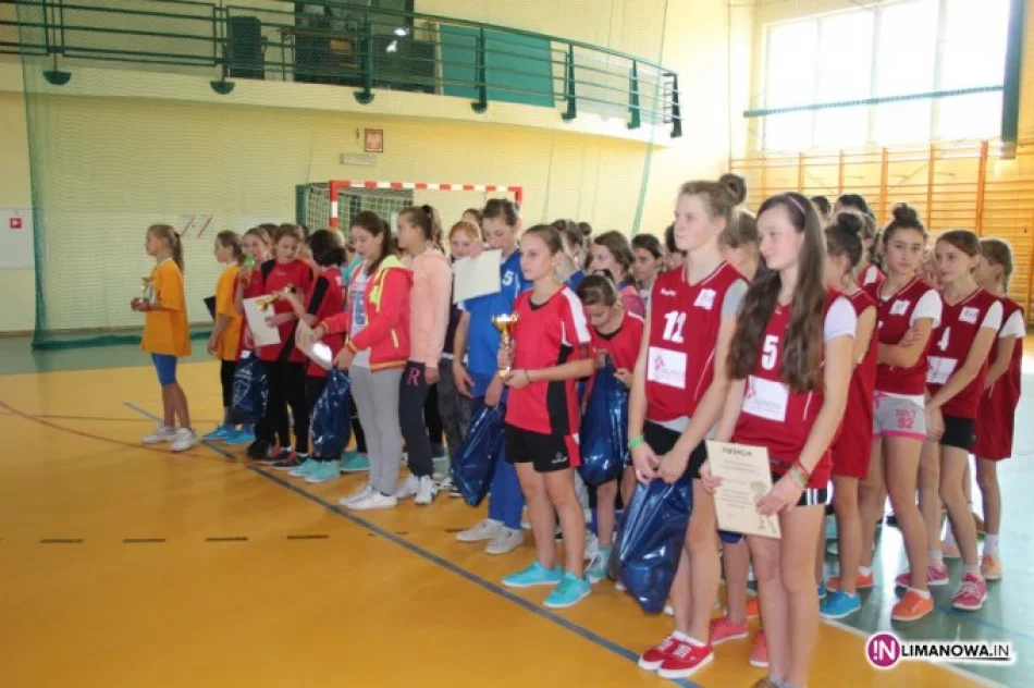 Halowa Piłka Nożna Dziewcząt w Mordarce - zdjęcie 2