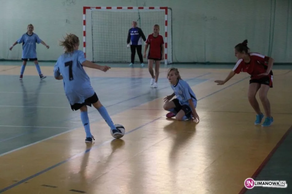 Halowa Piłka Nożna Dziewcząt w Mordarce - zdjęcie 3