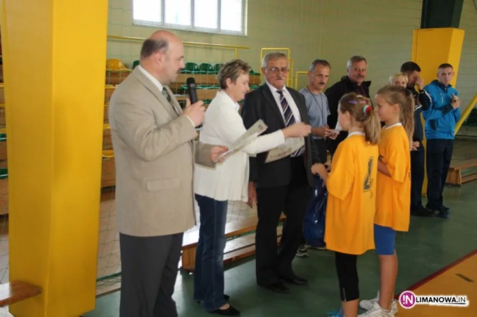 Halowa Piłka Nożna Dziewcząt w Mordarce - zdjęcie 4